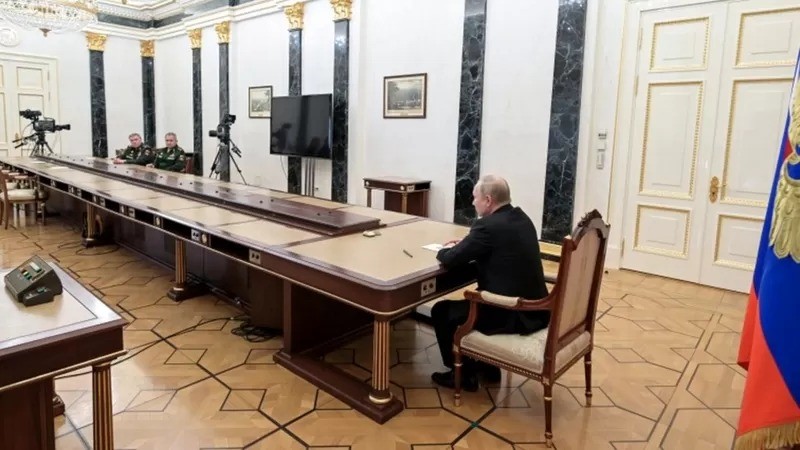 O presidente russo muitas vezes aparece como uma figura isolada (Foto: REUTERS/KREMLIN via BBC)