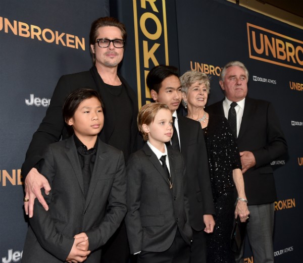 O ator Brad Pitt com seus pais e três de seus filhos (Foto: Getty Images)