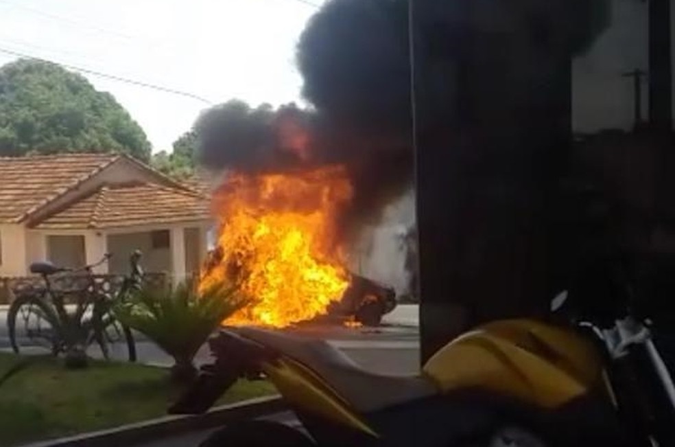Carro pega fogo em Tanabi — Foto: Arquivo Pessoal 
