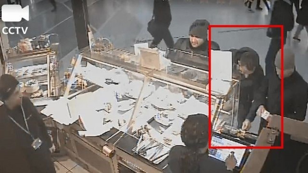 Suspeitos foram filmados em um café em estação de trem — Foto: MET POLICE
