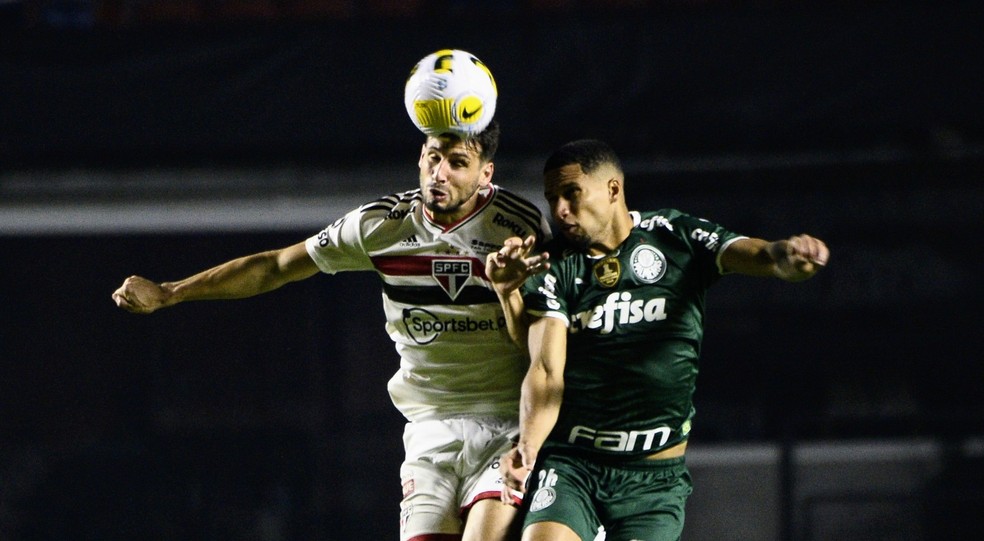 Calleri e Murilo disputam a bola em São Paulo x Palmeiras — Foto: Marcos Ribolli