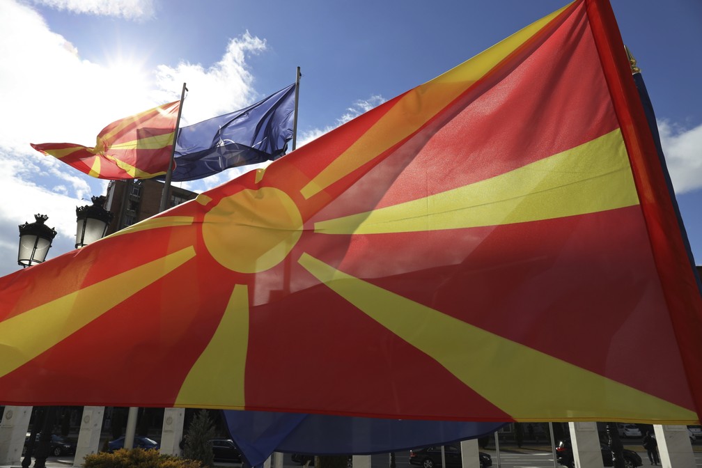 Bandeira da MacedÃ´nia do Norte, que passou a adotar o novo nome nesta terÃ§a-feira â€” Foto: Dragan Perkovksi/AP Photo