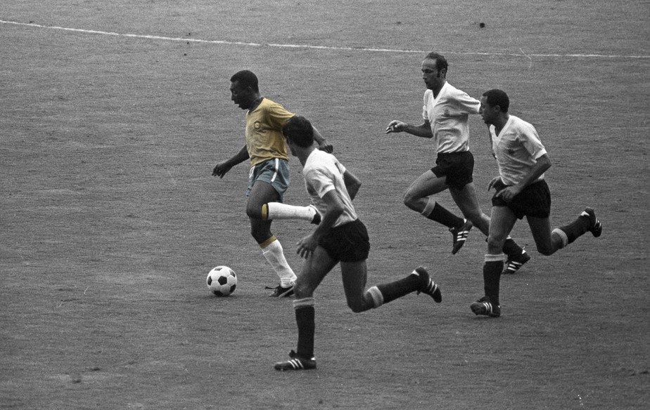Pelé passa por três jogadores uruguaios na semifinal da Copa de 70