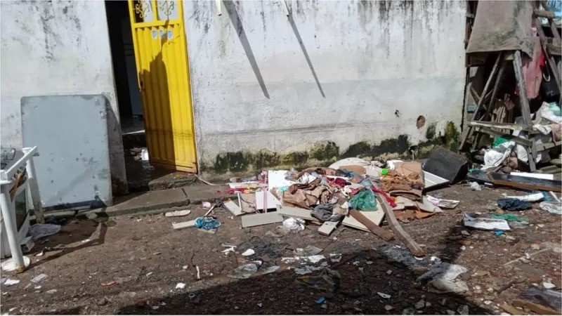 A água estragou móveis e eletrodomésticos, como fogão e guarda roupa, e pertences pessoais de Paulo (Foto: ARQUIVO PESSOAL/PAULO TÁCIO via BBC)