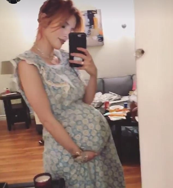 A atriz Bella Thorne fingindo estar grávida (Foto: Instagram). 