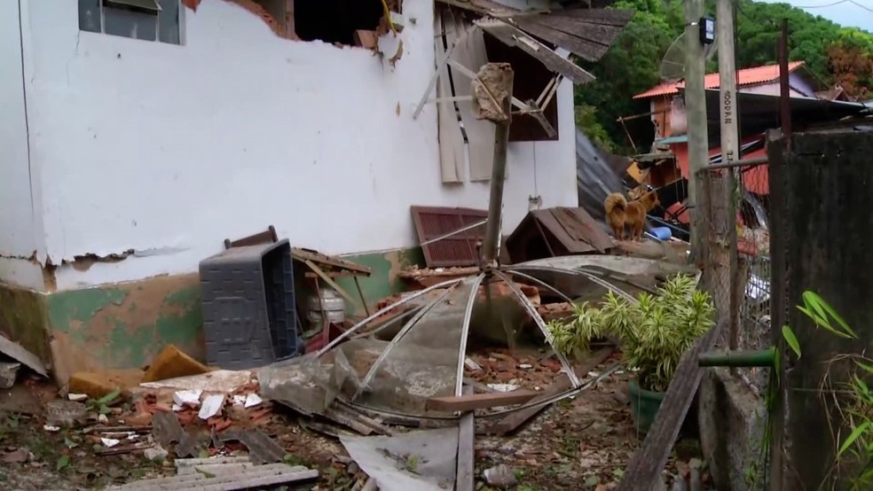 Casas ficaram destruídas após desmoronamento de rochas em Petrópolis, no RJ — Foto: Reprodução/Inter TV