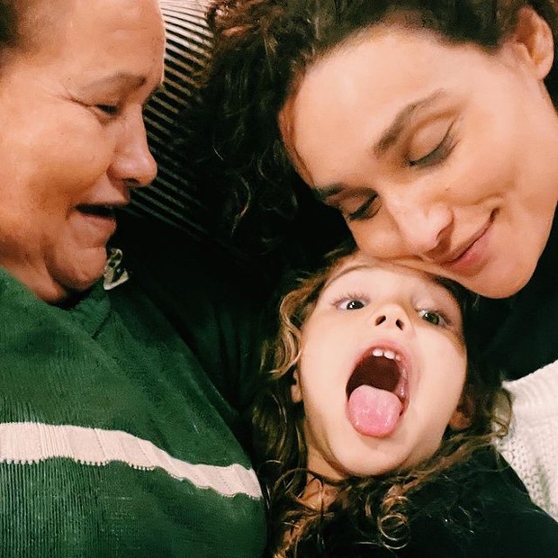 Débora Nascimento mostra momento de carinho com a filha e a mãe (Foto: Reprodução/Instagram)