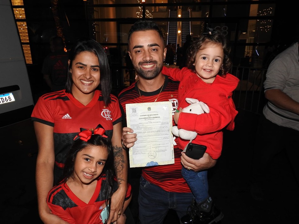Júnior, Jéssica, Sofia e Júlia Arrascaeta Barbosa foram ao hotel do Flamengo — Foto: Fred Gomes