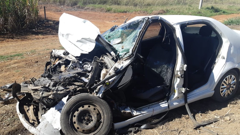 Frente do carro ficou totalmente destru&iacute;da em acidente em Rio das Pedras &mdash; Foto: Edijan Del Santo/EPTV