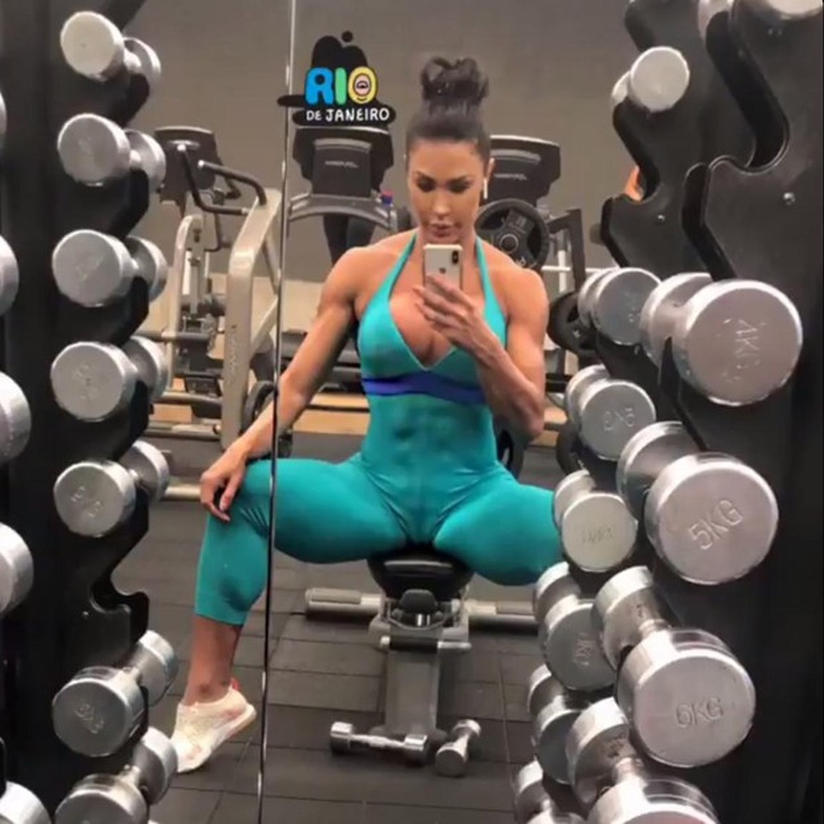 Gracyanne Barbosa usa macacão em dia de treino Celebridades Vogue