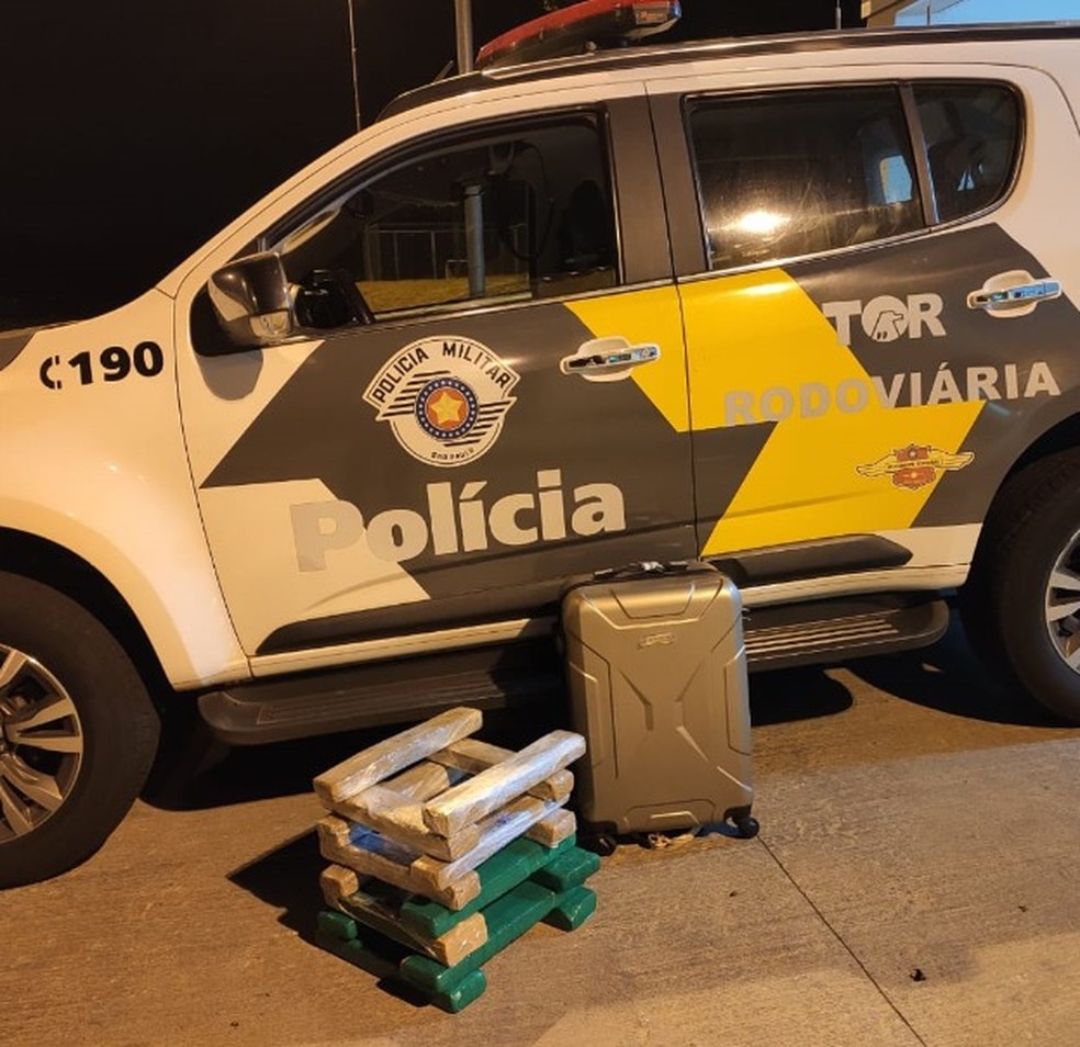 Polícia Rodoviária apreendeu 16 tabletes de maconha, que pesaram quase 20 quilos — Foto: Polícia Rodoviária