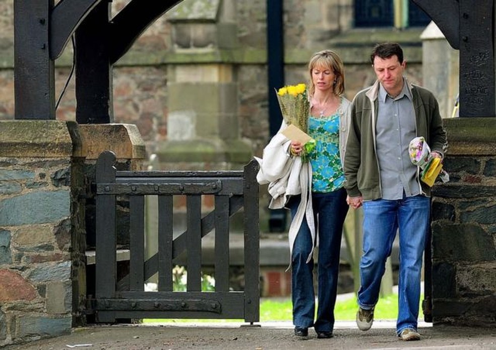 Kate e Gerry McCann deixam a igreja após um culto para marcar o primeiro aniversário do desaparecimento de sua filha — Foto: PA Media