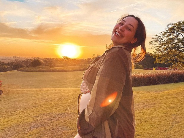 Esperando casal de gêmeos univitelinos, Camila Monteiro mostra barrigão da gravidez (Foto: Reprodução/Instagram)