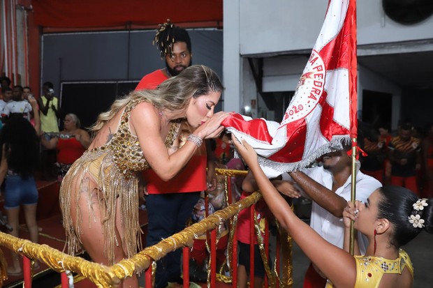 Tati Minerato, rainha de bateria da Porto da Pedra, samba em noite de ensaio (Foto: Daniel Pinheiro/AgNews)