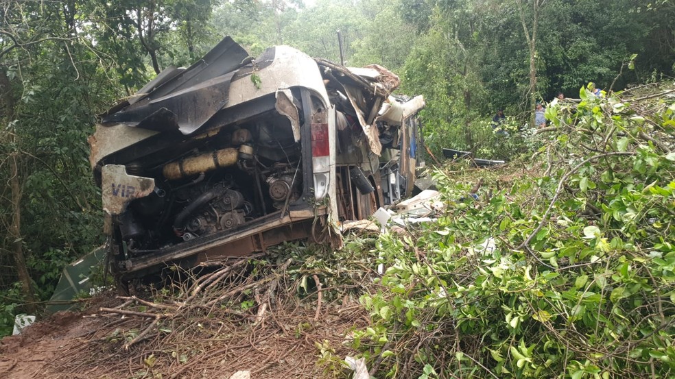 Ônibus cai em ribanceira e deixa 11 mortos e outros 20 feridos, em Sapopema — Foto: Mônica Dau/RPC