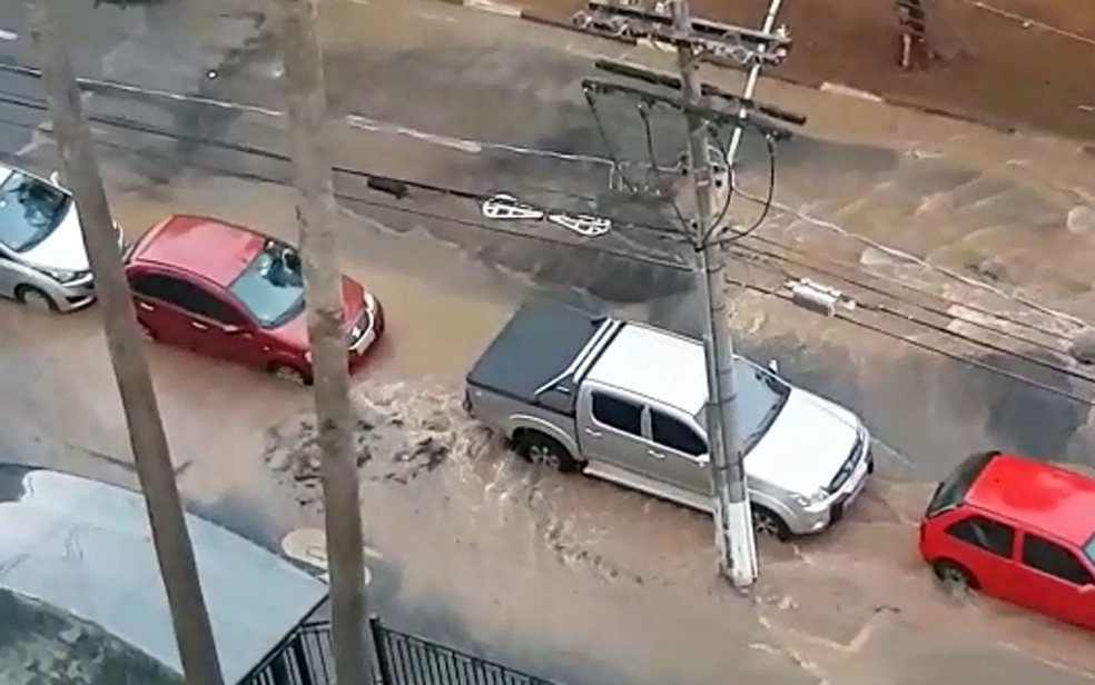 Trecho da Avenida Princesa d´Oeste após vazamento de água, em Campinas (Foto: Guilherme Souza Neto/Arquivo Pessoal)
