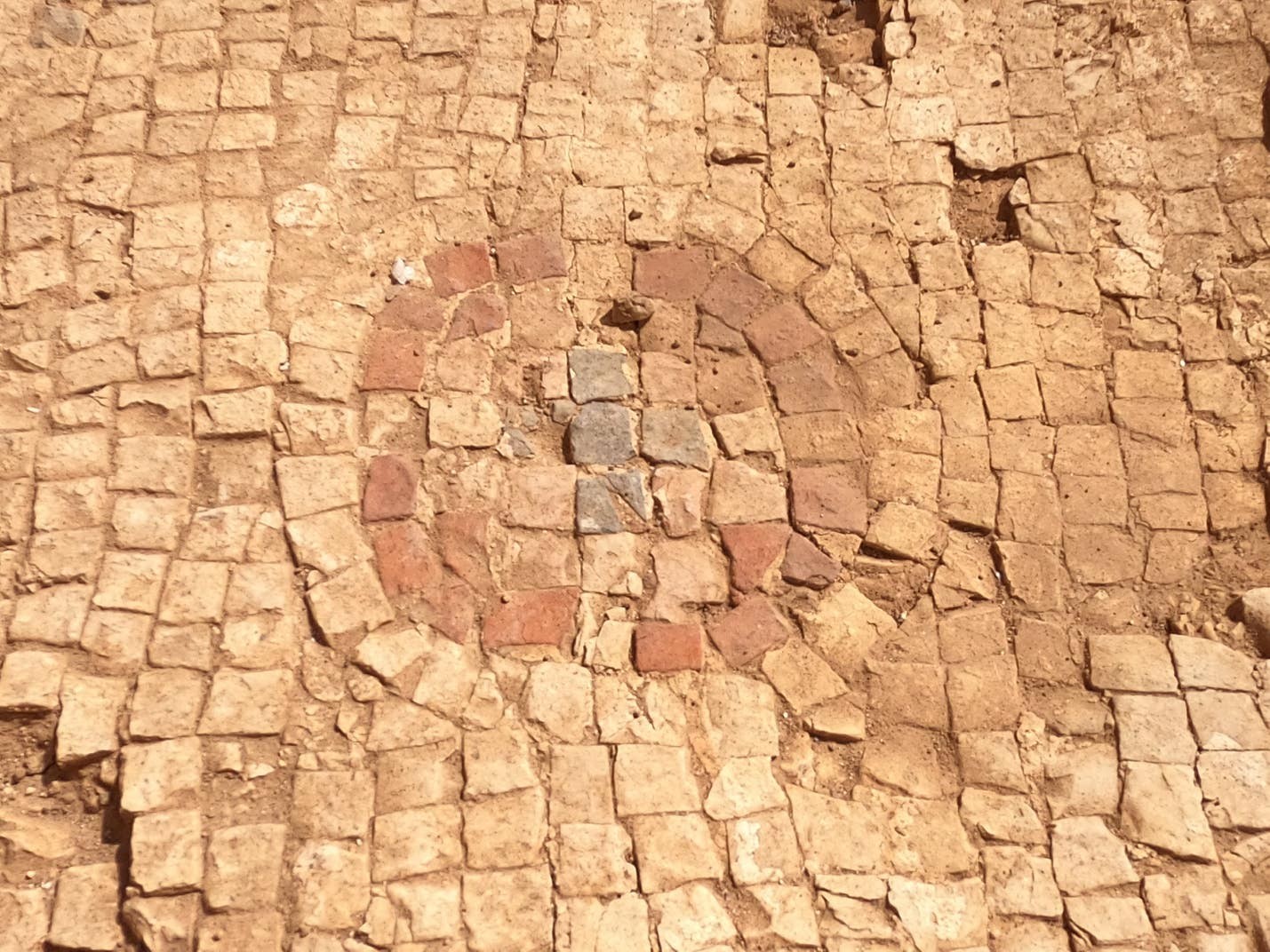 Cruzes espalhadas por templo do período bizantino  (Foto: Nature & Parks Authority/ Banias archaeological team)