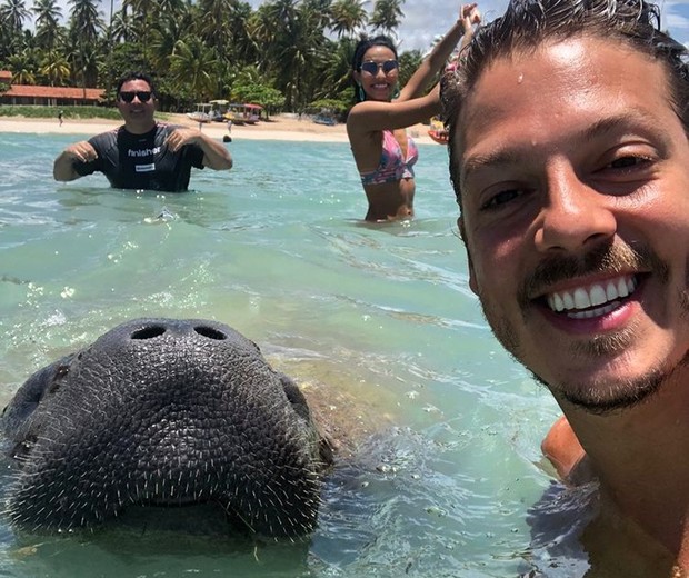 Fábio Porchat faz selfie com peixe-boi em Punta Cana (Foto: Reprodução/Instagram)