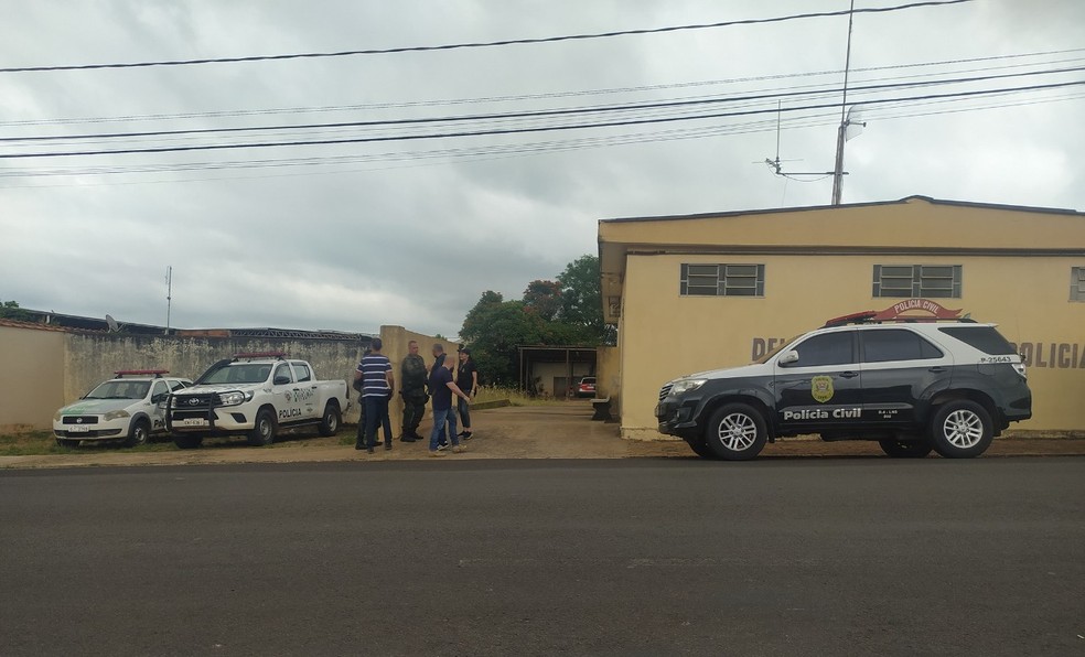 Suspeito foi levado para a delegacia de Guarantã (SP) — Foto: Polícia Ambiental/Divulgação