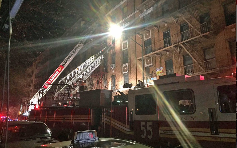 Bombeiros usam escadas para controlar chamas e resgatar vítimas de incêndio em prédio no Bronx (Foto: NYFD / via REUTERS )