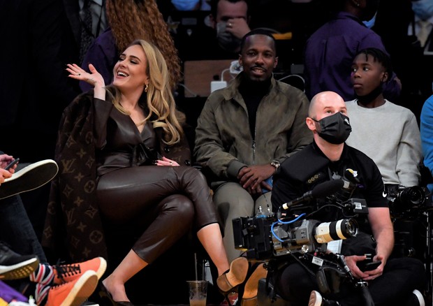 LOS ANGELES, CA - OCTOBER 19: Singer Adele and Rich Paul attend a game between the Los Angeles Lakers and the Golden State Warriors at Staples Center on October 19, 2021 in Los Angeles, California. NOTE TO USER: User expressly acknowledges and agrees that (Foto: Getty Images)