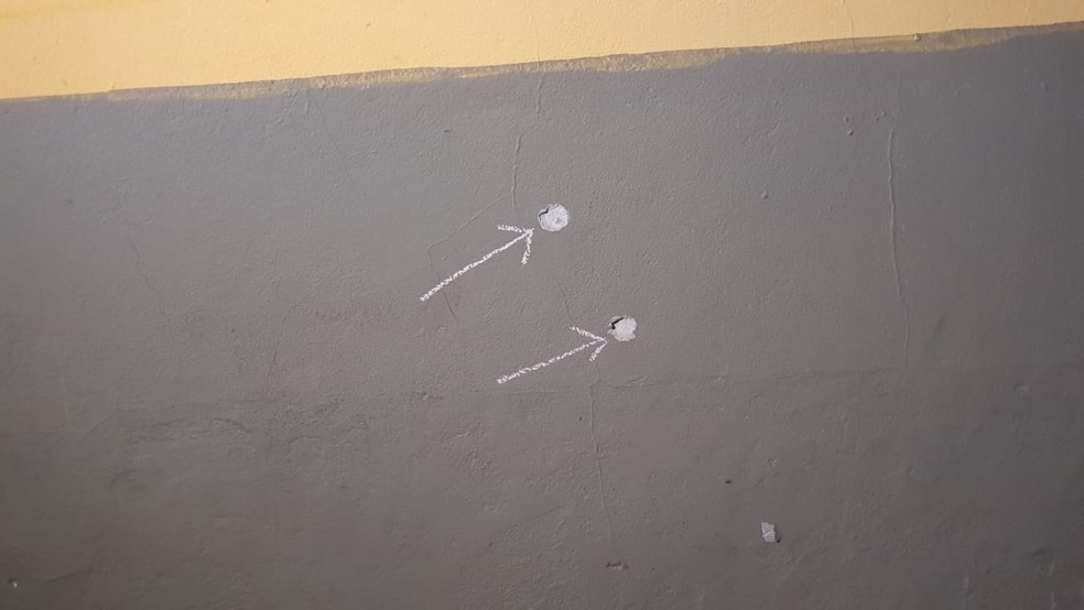 Marcas dos tiros ficaram no muro da escola — Foto: Camila Falabela / TV Globo