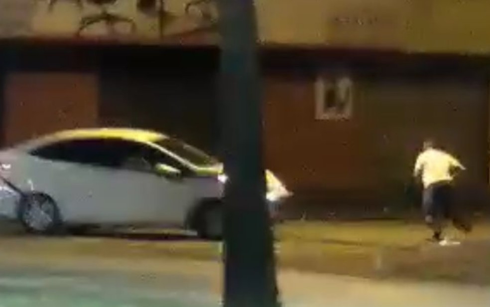 Homem tentar atropelar PM que parou para evitar que ele batesse na mulher, em Goiânia, Goiás — Foto: Reprodução/TV Anhanguera