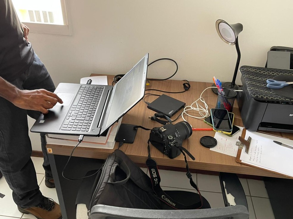 Aparelhos eletrônicos apreendidos por suspeita de armazenamento de pornografia infantil em Teresina — Foto: Divulgação/PC-PI