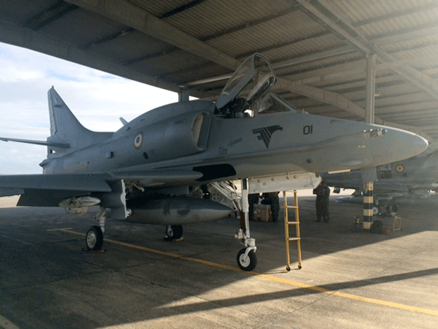 Skyhawk da Marinha do Brasil passou por testes na Base Aérea de Natal (Foto: Fred Carvalho/G1)