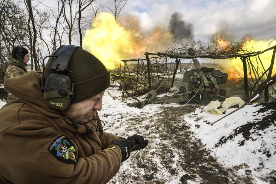 Soldados ucranianos no campo de batalha em Donbas em fevereiro