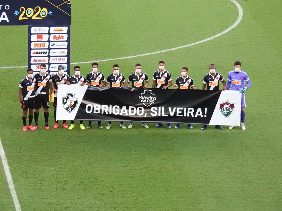 Jogadores do Vasco fazem protesto contra jogos durante pandemia e homenagem a funcionário — Foto: Fred Gomes