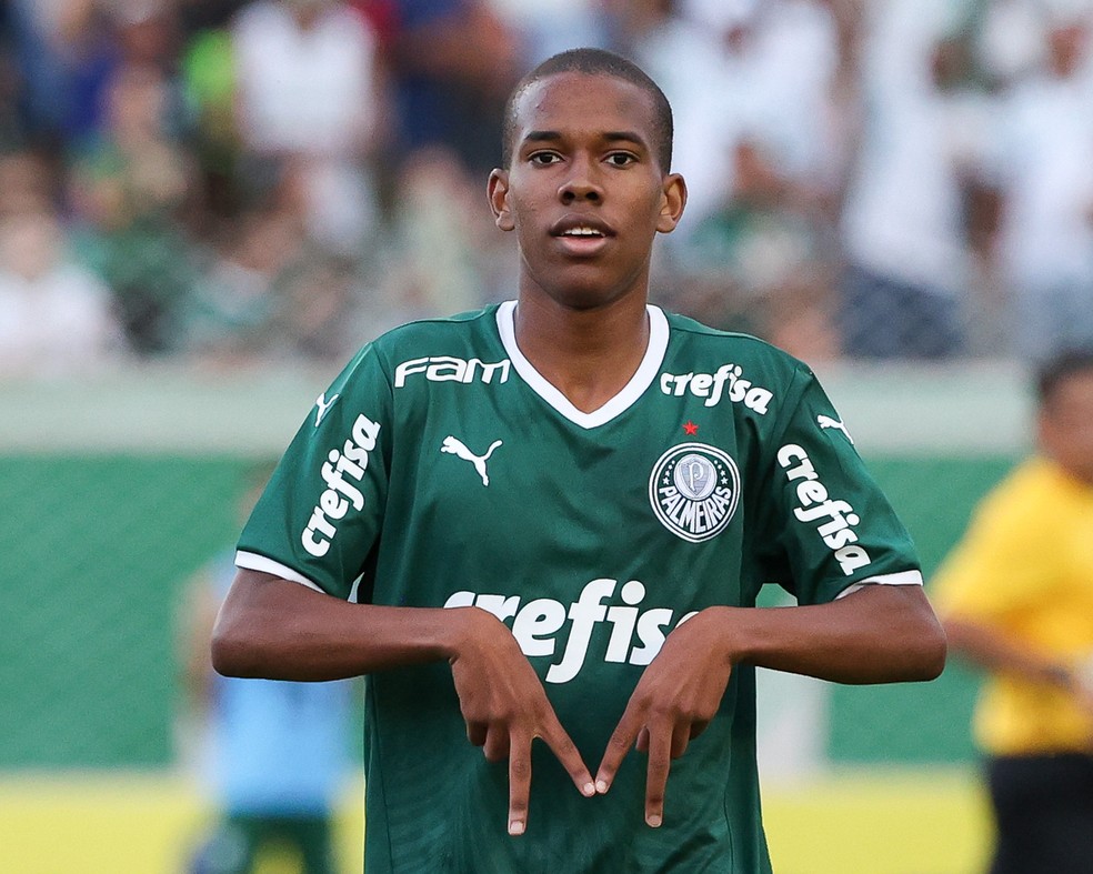 Contrato acertado e Europa de olho: entenda a situação de Estêvão, joia do Palmeiras