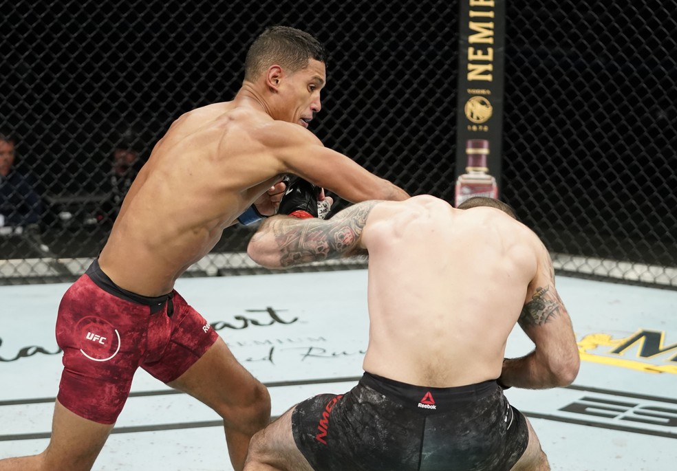 Miguel Baeza nocauteou Matt Brown no UFC: Overeem x Harris — Foto: Getty Images