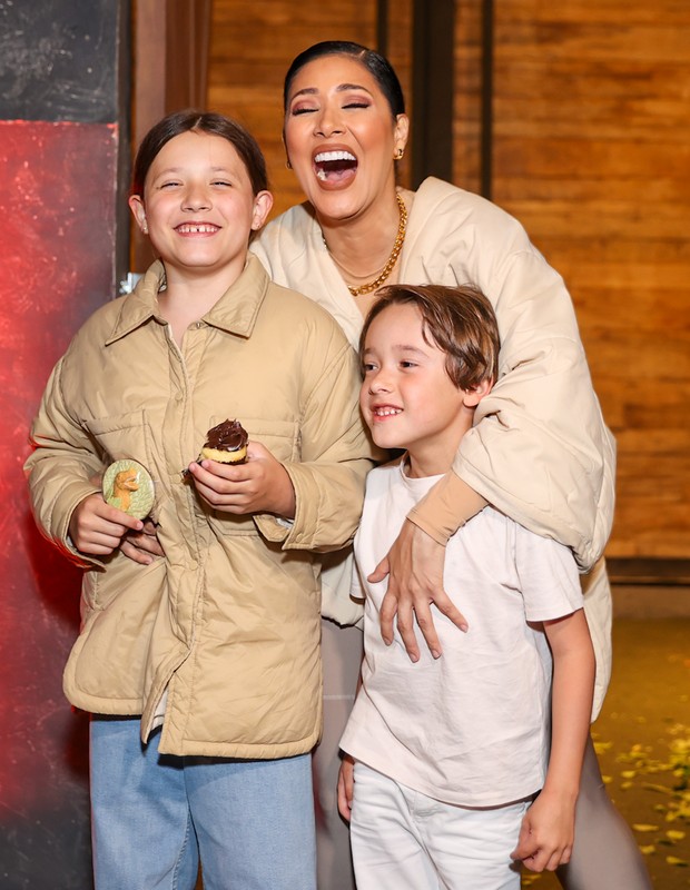 Simaria com os filhos Giovanna e Pawel na festa de Henry (Foto: Brazil News)