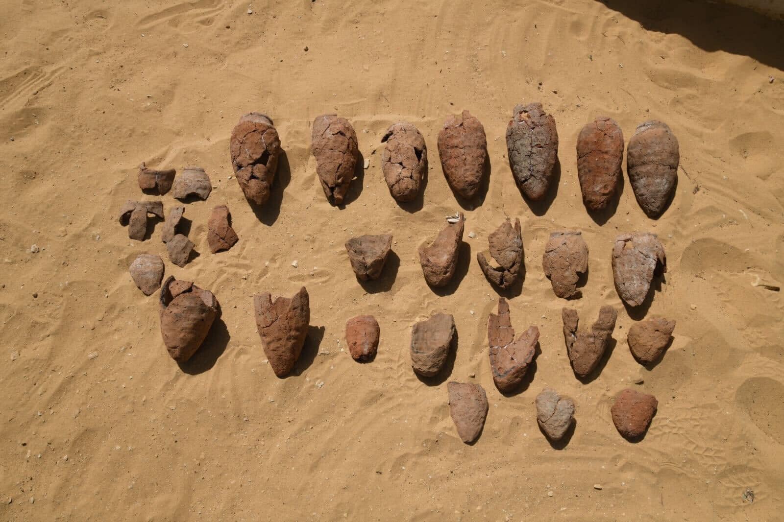 Um dos vasos de cerâmica encontrados dentro do templo do Deus Rá (Foto: Fotos publicadas no Facebook Oficial do Ministério do Turismo e Antiguidades egipcio)