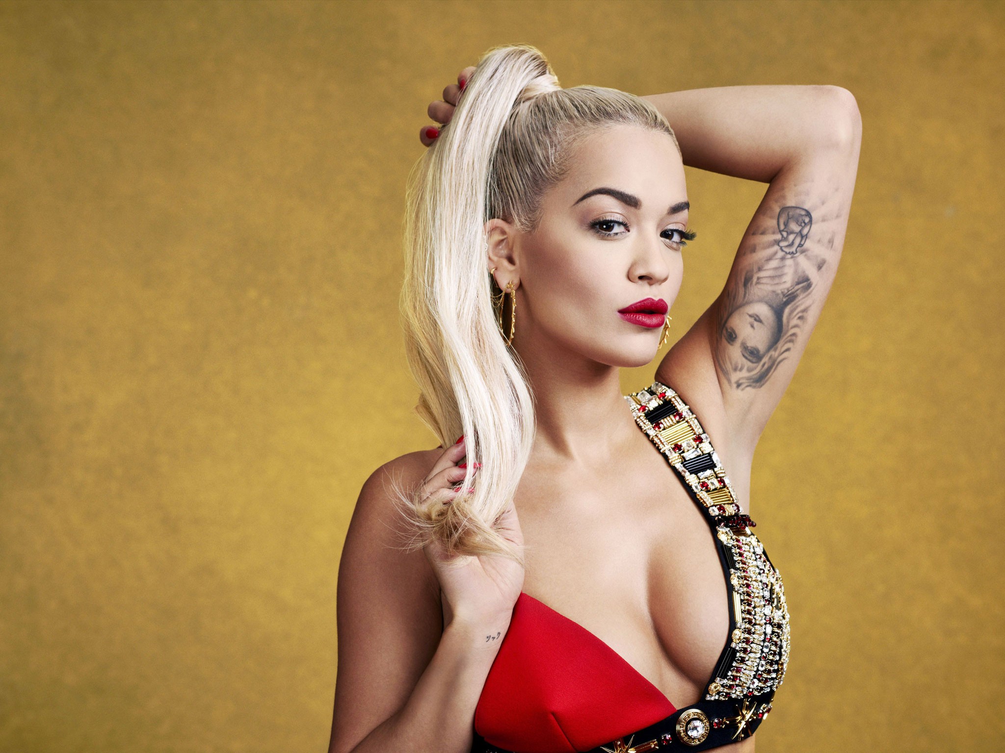 Rita Ora recorda dia em que cantou para o Papa na canonização de Madre Teresa: 'Nasci para aquilo'