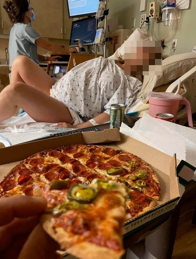 Homem comendo pizza durante parto da esposa revolta redes sociais (Foto: Reprodução: The Sun/ Crédito Reddit )