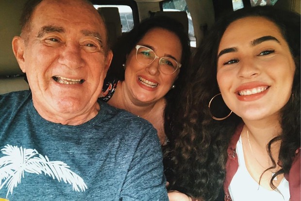 Lívian Aragão e os pais, Renato Aragão e Lilian Aragão (Foto: Reprodução/Instagram)