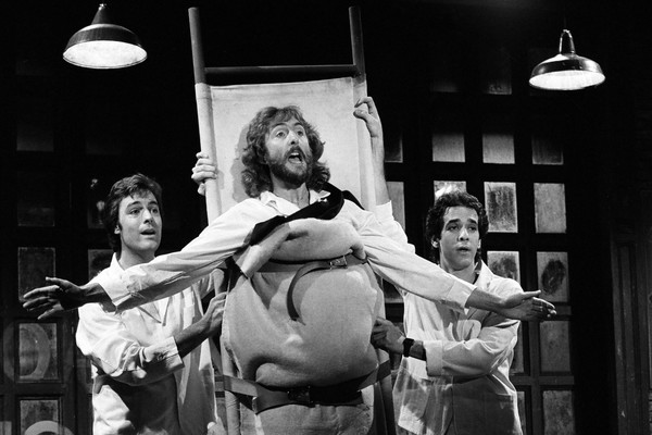 PetSPeter Aykroyd com Mitchell Laurence e Eric Idle em cena de episódio do Saturday Night Live exibido em outubro de 1979 (Foto: Getty Images)
