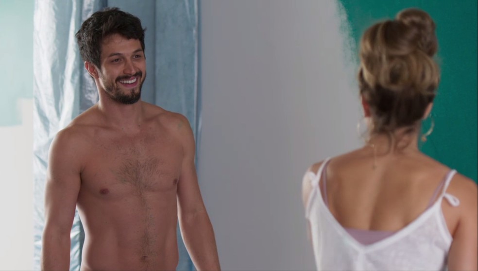 Marcos (Romulo Estrela) compara o momento com cena de filme romântico — Foto: Globo