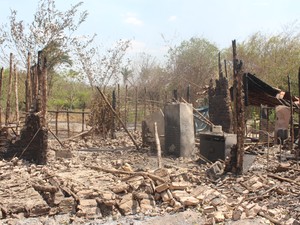 Morador perdeu tudo no incêndio na zona rural (Foto: Juliana Barros/G1)