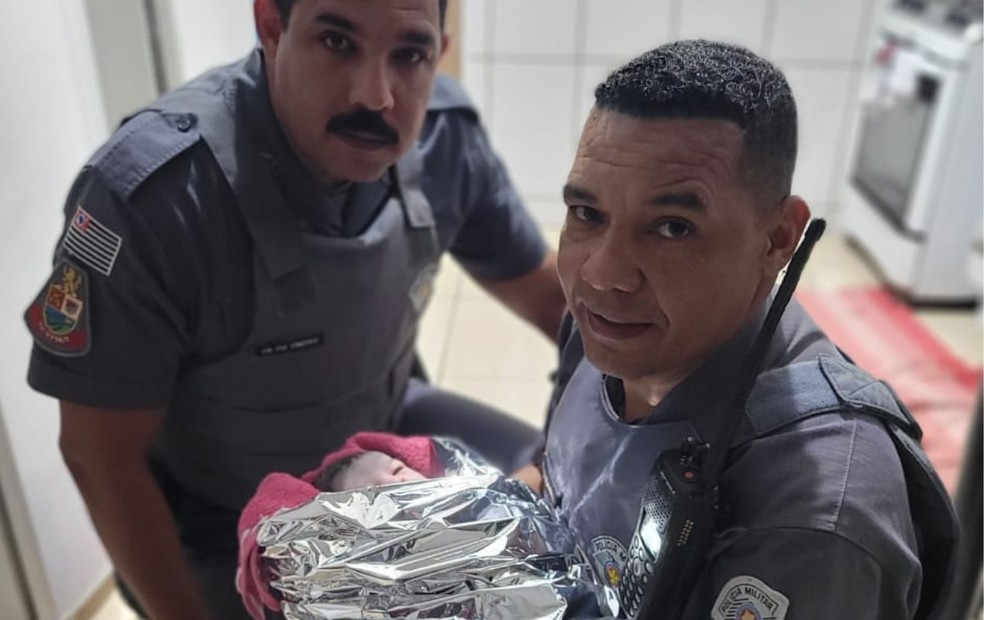 Policiais militares ajudam gestante em trabalho de parto a dar à luz em casa em Ourinhos — Foto: Polícia Militar/Divulgação