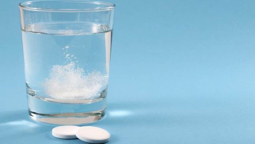 Muita gente recorre a medicamentos para tratar sintomas causados pelo excesso de bebida alcóolica, mas seu efeito é limitado — Foto: Getty Images via BBC