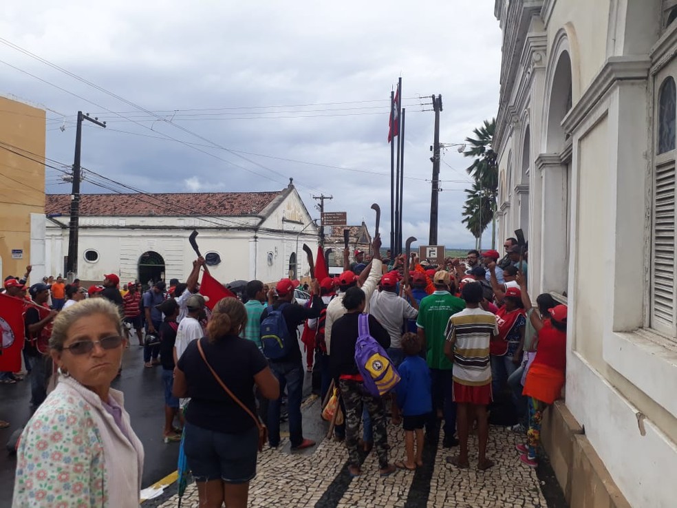 Integrantes do MST empunham foices, em frente Ã  Prefeitura de CearÃ¡-Mirim, RN (Foto: Cedida)