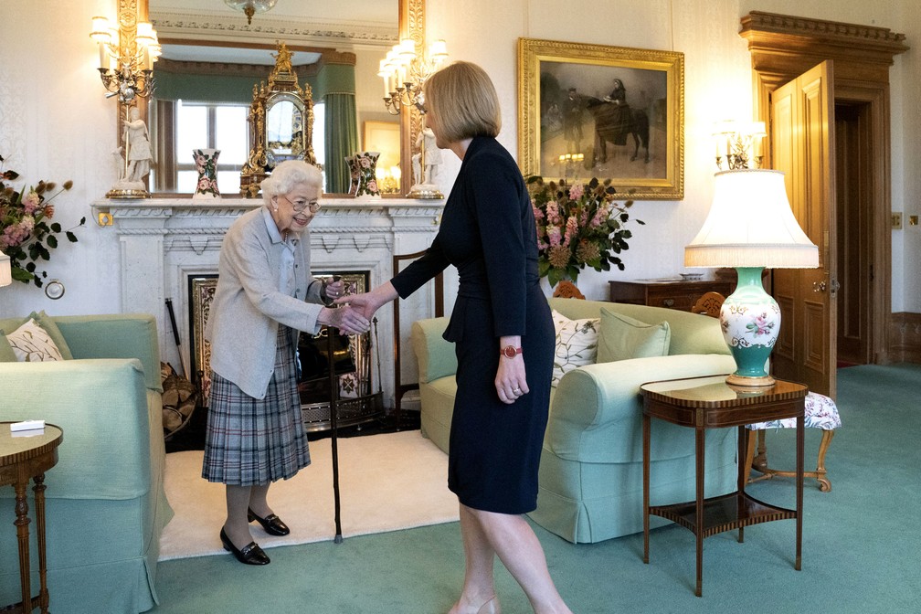 Rainha Elizabeth II recebe a nova primeira-ministra do Reino Unido, Liz Truss, no castelo de Balmoral, na Escócia, em 6 de setembro de 2022.  — Foto: Jane Barlow/Divulgação via AP