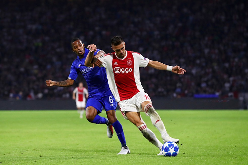 Tchê Tchê em ação pelo Dínamo de Kiev contra o Ajax, da Holanda — Foto: Dean Mouhtaropoulos / Getty Images