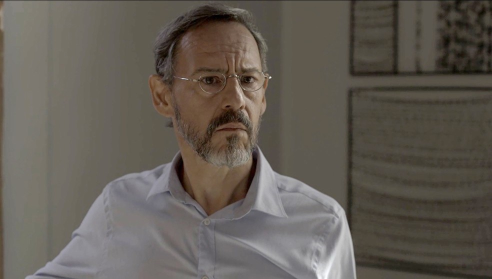 Henrique impede que Natanael atire em Elizabeth (Foto: TV Globo)