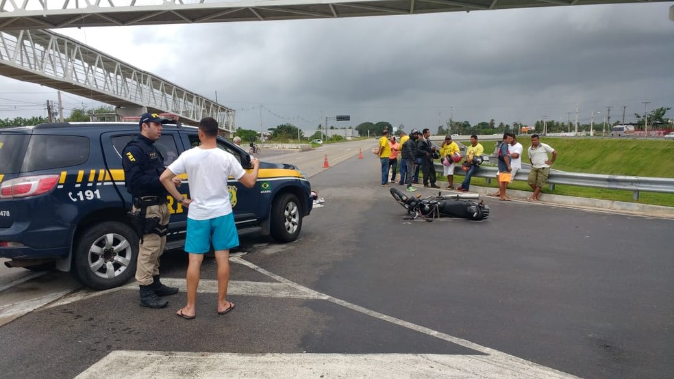 Motociclista morreu apÃ³s cair da moto e ser atropelado por caminhÃ£o na BR-101, em Panamirim, na Grande Natal (Foto: Lamonier AraÃºjo/Inter TV Cabugi)