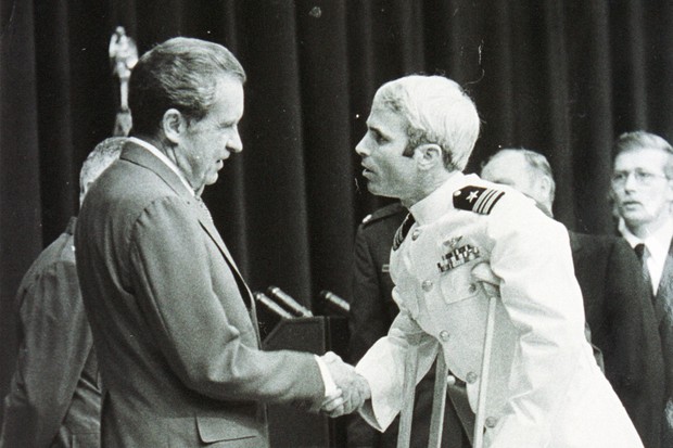 Jovem soldado John Mccain é recebido pelo então presidente dos Estados Unidos, Richard Nixon, em 1973 (Foto: getty images)