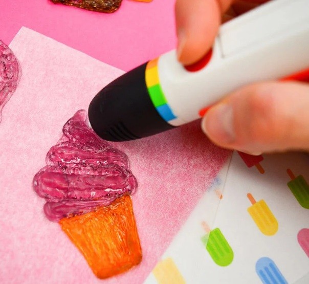 Caneta de impressão 3D permite desenhar doces comestíveis (Foto: Divulgação/Polaroid)